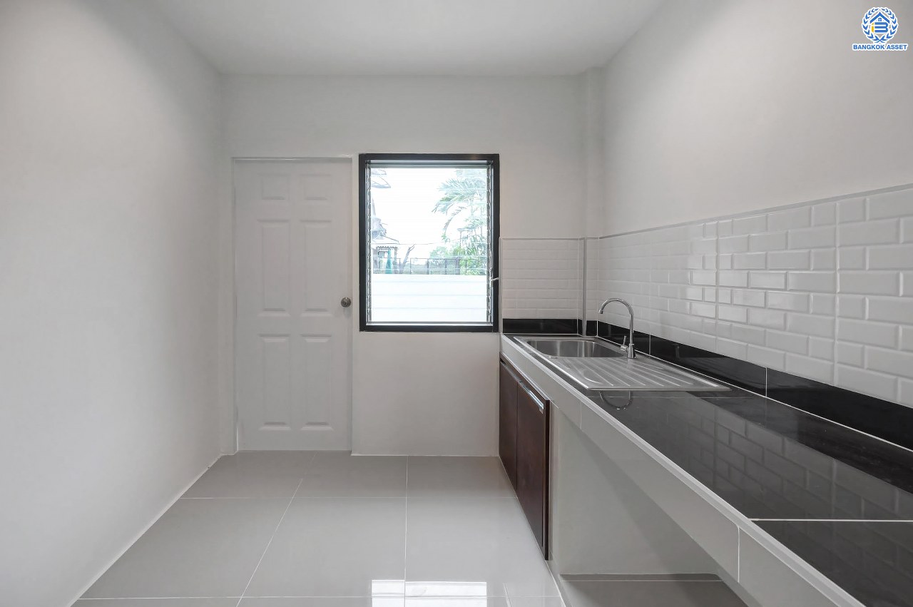 บ้านมือสองตกแต่งใหม่ คุณภาพแบรนด์ LH โครงการ ชลลดา บางบัวทอง เนื้อที่ 83 ตร.ว. ตกแต่งหรูหรา ฟังก์ชันจัดเต็ม 5 ห้องนอน 3 ห้องน้ำ จอดรถได้ 2 คัน พร้อม Facilities ครบ! บนทำเลคุณภาพ เชื่อมต่อได้หลายเส้นทาง ใกล้เซ็นทรัลเวสต์เกต และรถไฟฟ้า "สถานีบางพลู"